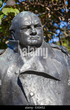 Una inquadratura ravvicinata del Sir Winston Churchill statua in Westminster, Londra. Foto Stock