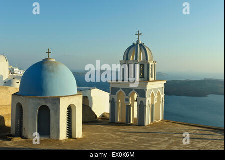 Chiesa iconica al tramonto in Firostefani, Santorini, Grecia. Foto Stock