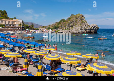 I turisti sulla Spiaggia di Grotta Azzurra vicino Isolla bella, Sicilia, Italia Foto Stock