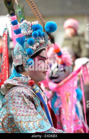 I partecipanti in costume in la street parade per celebrare il capodanno cinese Foto Stock