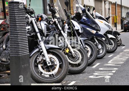 Fila di moto parcheggiate Foto Stock