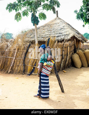 Giovane donna gambiana bambino portando sulla sua schiena, Juffureh village, Gambia, Africa occidentale Foto Stock