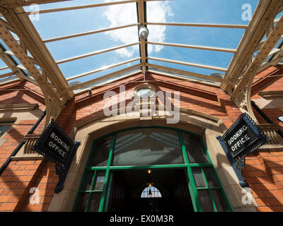 L'ingresso alla Grande Stazione Centrale,Loughborough station,leicestershire,la Gran Bretagna. Foto Stock