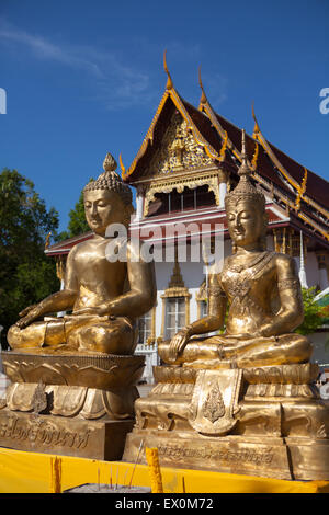 Statue di Buddha d'oro nel cortile di fronte al tempio di Wat Phra Mahathat Woramahawihan a Nakhon si Thammarat, Thailandia. Foto Stock