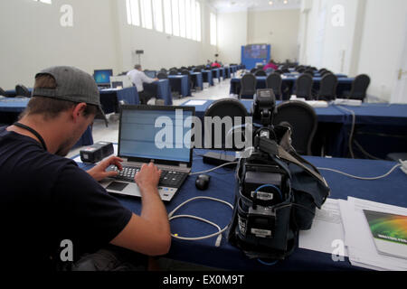 Atene. 3 Luglio, 2015. Foto scattata il 3 luglio 2015 mostra un centro stampa in Atene, fissato dal segretariato generale della comunicazione di Zappeion Hall per facilitare la copertura media del 5 luglio referendum. Credito: Marios Lolos/Xinhua/Alamy Live News Foto Stock