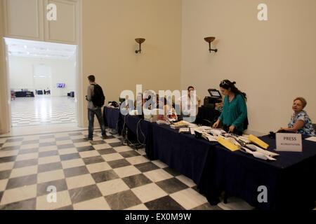 Atene. 3 Luglio, 2015. Foto scattata il 3 luglio 2015 mostra un centro stampa in Atene, fissato dal segretariato generale della comunicazione di Zappeion Hall per facilitare la copertura media del 5 luglio referendum. Credito: Marios Lolos/Xinhua/Alamy Live News Foto Stock