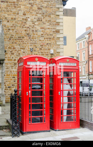 Telefono rosso scatola con dimensioni massime statua di un uomo dentro a St Giles' Square, Northampton Foto Stock