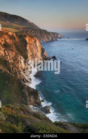 Visualizzazione classica del robusto promontori costieri di Big Sur, California Foto Stock