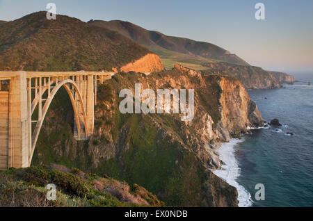 Visualizzazione classica del Bixby Bridge e robusto promontori costieri di Big Sur in California Foto Stock