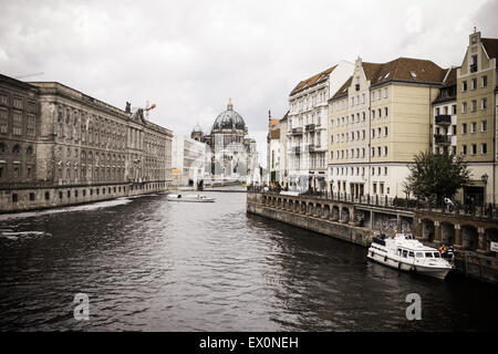 Cattedrale Berliner Dom da un ponte sul fiume Sprea a Berlino Foto Stock