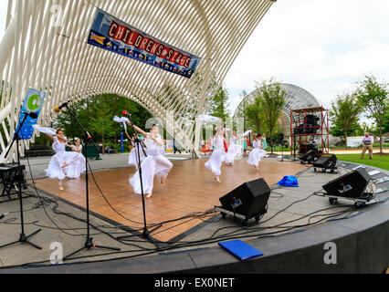 Giovani ballerini eseguono durante un festival delle arti nel centro cittadino di Oklahoma City. Foto Stock