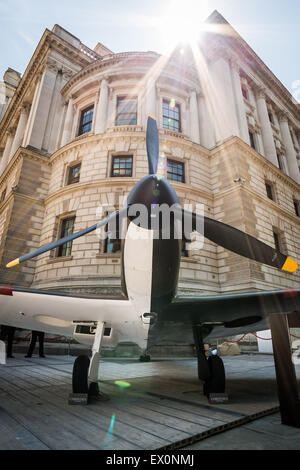 Londra, Regno Unito. 3 Luglio, 2015. Un Vickers Supermarine Spitfire Mk 1 di un aeromobile è raffigurato al di fuori del Churchill War Rooms prima della sua vendita dalla Casa d'aste Christie's Credit: Guy Corbishley/Alamy Live News Foto Stock