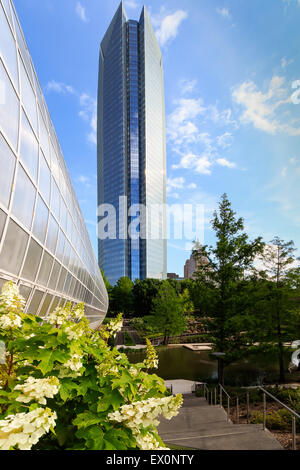 Il Devon Energy Tower è visto dalla miriade di giardini nel centro cittadino di Oklahoma City. Il "Ponte di Cristallo' tubo botanico è in Foto Stock