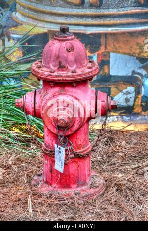 Vecchio rosso idrante di fuoco fatto su HDR Foto Stock