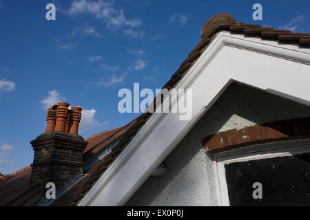 Vista sul tetto di un suburban Edwardian casa bifamiliare nel sud di Londra. Foto Stock