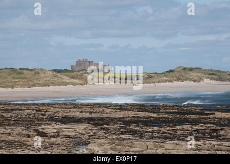 Il castello di Bamburgh da Seahouses porto sulla costa di Northumberland Inghilterra Gran Bretagna Foto Stock