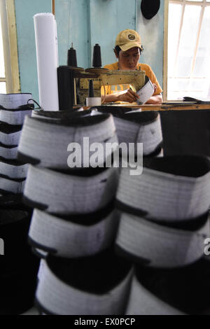 Gresik, Java Orientale, Indonesia. 3 Luglio, 2015. EAST JAVA, Indonesia - 03 luglio: i lavoratori completare la creazione del cranio cap a tenda zucchetto casa industria sulla luglio 03, 2015 a Gresik, Java Orientale Provincia, Indonesia. Tenda zucchetto sono venduti al sud-est asiatico e il Medio Oriente, Tenda zucchetto sempre utilizzato dal presidente dell Indonesia e del sultano Hassanal Bolkiah. © Sijori Immagini/ZUMA filo/Alamy Live News Foto Stock