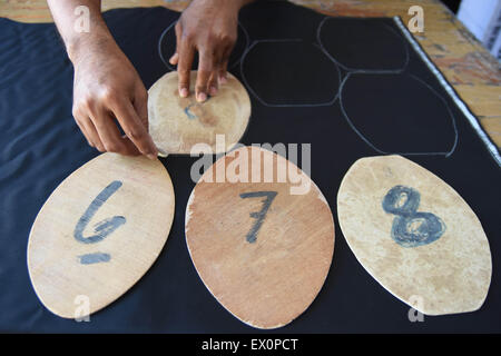 Gresik, Java Orientale, Indonesia. 3 Luglio, 2015. EAST JAVA, Indonesia - 03 luglio: i lavoratori completare la creazione del cranio cap a tenda zucchetto casa industria sulla luglio 03, 2015 a Gresik, Java Orientale Provincia, Indonesia. Tenda zucchetto sono venduti al sud-est asiatico e il Medio Oriente, Tenda zucchetto sempre utilizzato dal presidente dell Indonesia e del sultano Hassanal Bolkiah. © Sijori Immagini/ZUMA filo/Alamy Live News Foto Stock