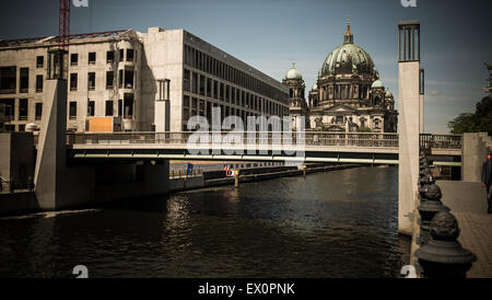 Berliner Dom dal fiume Spree Foto Stock