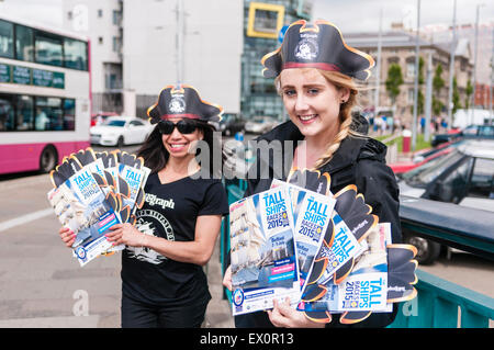 Belfast, Irlanda del Nord, Regno Unito. 03 Luglio, 2015. Due signore vendere Tall Ships Credito programmi: Stephen Barnes/Alamy Live News Foto Stock