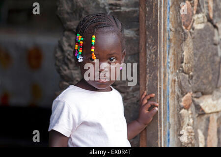 Il creolo ragazza con i capelli intrecciati decorate con perline colorate nel villaggio Rebelados sull'isola di Santiago, Capo Verde, Africa Foto Stock