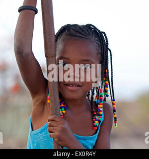 Il creolo ragazza con i capelli intrecciati decorate con perline colorate nel villaggio Rebelados sull'isola di Santiago, Capo Verde, Africa Foto Stock