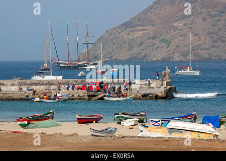 Il creolo pescatori e tre-masted topsail schooner Oosterschelde nel porto di Tarrafal sull'isola di Santiago, Capo Verde Foto Stock