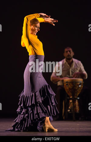 Charo Espino eseguendo Alegria. Paco Peña Dance Company eseguire il Regno Unito premiere di 'Flamencura' a: Sadler's Wells Theatre. Il flamenco show corre dal 20 al 28 giugno 2015 e dispone di sei musicisti e tre danzatori. Foto Stock