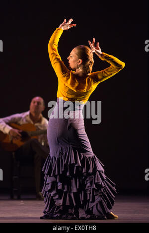 Charo Espino eseguendo Alegria. Paco Peña Dance Company eseguire il Regno Unito premiere di 'Flamencura' a: Sadler's Wells Theatre. Il flamenco show corre dal 20 al 28 giugno 2015 e dispone di sei musicisti e tre danzatori. Foto Stock