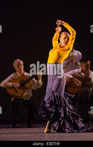 Charo Espino eseguendo Alegria. Paco Peña Dance Company eseguire il Regno Unito premiere di 'Flamencura' a: Sadler's Wells Theatre. Il flamenco show corre dal 20 al 28 giugno 2015 e dispone di sei musicisti e tre danzatori. Foto Stock