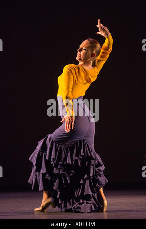 Charo Espino eseguendo Alegria. Paco Peña Dance Company eseguire il Regno Unito premiere di 'Flamencura' a: Sadler's Wells Theatre. Il flamenco show corre dal 20 al 28 giugno 2015 e dispone di sei musicisti e tre danzatori. Foto Stock