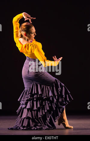 Charo Espino eseguendo Alegria. Paco Peña Dance Company eseguire il Regno Unito premiere di 'Flamencura' a: Sadler's Wells Theatre. Il flamenco show corre dal 20 al 28 giugno 2015 e dispone di sei musicisti e tre danzatori. Foto Stock