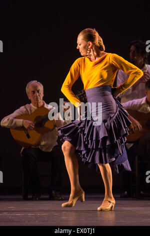 Charo Espino eseguendo Alegria. Paco Peña Dance Company eseguire il Regno Unito premiere di 'Flamencura' a: Sadler's Wells Theatre. Il flamenco show corre dal 20 al 28 giugno 2015 e dispone di sei musicisti e tre danzatori. Foto Stock