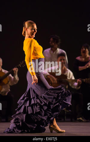 Charo Espino eseguendo Alegria. Paco Peña Dance Company eseguire il Regno Unito premiere di 'Flamencura' a: Sadler's Wells Theatre. Il flamenco show corre dal 20 al 28 giugno 2015 e dispone di sei musicisti e tre danzatori. Foto Stock