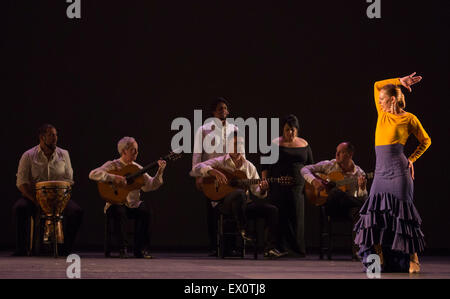 Charo Espino eseguendo Alegria. Paco Peña Dance Company eseguire il Regno Unito premiere di 'Flamencura' a: Sadler's Wells Theatre. Il flamenco show corre dal 20 al 28 giugno 2015 e dispone di sei musicisti e tre danzatori. Foto Stock