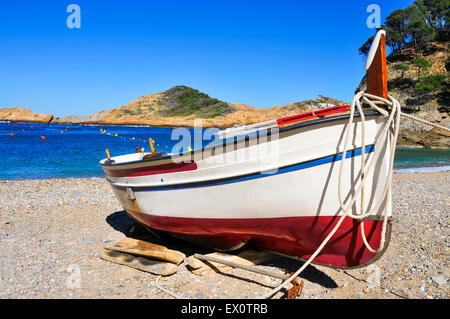 Primo piano di una barca da pesca arenati su sa spiaggia di tonno in Begur in Costa Brava Catalogna Foto Stock
