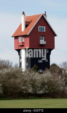 Un disuso torre acqua convertita in una casa denominata 'casa di nuvole" Thopeness, Suffolk, Regno Unito. Foto Stock