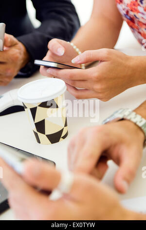 Ritratto di imprenditrice utilizzando il telefono cellulare a una riunione. Foto Stock