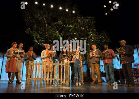 25/06/2015. Londra, Regno Unito. Photocall per 'per uccidere un Mockingbird" presso il Barbican Theatre con Robert Shean Leonard come Atticus Finch e Ava Potter come Scout. Il Regent's Park Open Air Theatre produzione diretta da Timothy Sheader sarà presso il Barbican dal 24 giugno al 25 luglio 2015. Adattato per la scena da Christopher Sergel basato sul romanzo di Harper Lee. Foto Stock