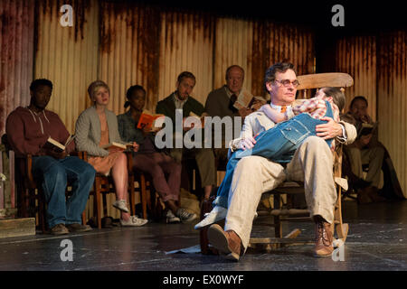 25/06/2015. Londra, Regno Unito. Robert Sean Leonard come Atticus Finch e Ava Potter come Scout. Photocall per 'per uccidere un Mockingbird" presso il Barbican Theatre con Robert Shean Leonard come Atticus Finch e Ava Potter come Scout. Il Regent's Park Open Air Theatre produzione diretta da Timothy Sheader sarà presso il Barbican dal 24 giugno al 25 luglio 2015. Adattato per la scena da Christopher Sergel basato sul romanzo di Harper Lee. Foto Stock