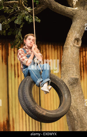 25/06/2015. Londra, Regno Unito. Ava Potter come Scout. Photocall per 'per uccidere un Mockingbird" presso il Barbican Theatre con Robert Shean Leonard come Atticus Finch e Ava Potter come Scout. Il Regent's Park Open Air Theatre produzione diretta da Timothy Sheader sarà presso il Barbican dal 24 giugno al 25 luglio 2015. Adattato per la scena da Christopher Sergel basato sul romanzo di Harper Lee. Foto Stock