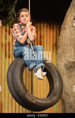 25/06/2015. Londra, Regno Unito. Ava Potter come Scout. Photocall per 'per uccidere un Mockingbird" presso il Barbican Theatre con Robert Shean Leonard come Atticus Finch e Ava Potter come Scout. Il Regent's Park Open Air Theatre produzione diretta da Timothy Sheader sarà presso il Barbican dal 24 giugno al 25 luglio 2015. Adattato per la scena da Christopher Sergel basato sul romanzo di Harper Lee. Foto Stock