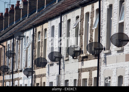 TV satellitare piatti su fronti di case a schiera Cardiff Wales UK Foto Stock