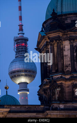 Fernsehturm Torre della TV e la torre della cattedrale Berliner Dom notte Mitte Berlino Germania Foto Stock
