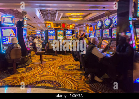 Atlantic City, New Jersey, Stati Uniti, vista grandangolare, grande affluenza di persone che giocano d'azzardo all'interno, sala casinò Caesar's Gambling Casino Foto Stock