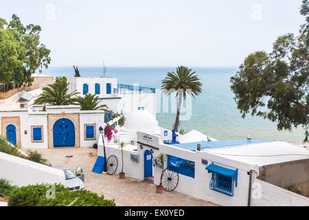 Sidi Bou Said - tipico edificio con pareti bianche, porte e finestre blu, Tunisia Foto Stock