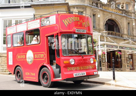 Un 'Victorian' tram o autobus turistico che offre al di fuori Buxton Opera House, Buxton, Derbyshire, in Inghilterra, Regno Unito Foto Stock