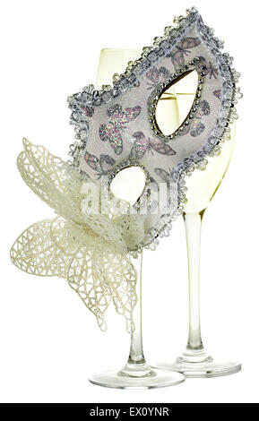 Maschera di carnevale e i bicchieri con lo champagne isolato su sfondo bianco Foto Stock