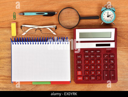 Notebook bianco e rosso calcolatrice sul tavolo Foto Stock