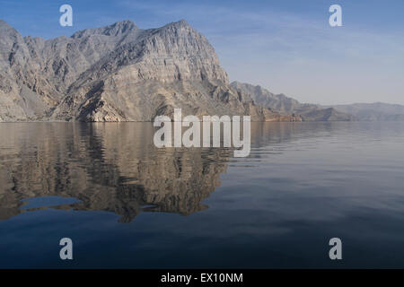 Montagne Rocciose riflesso nelle acque di un khor (fiordo), penisola di Musandam, Oman Foto Stock